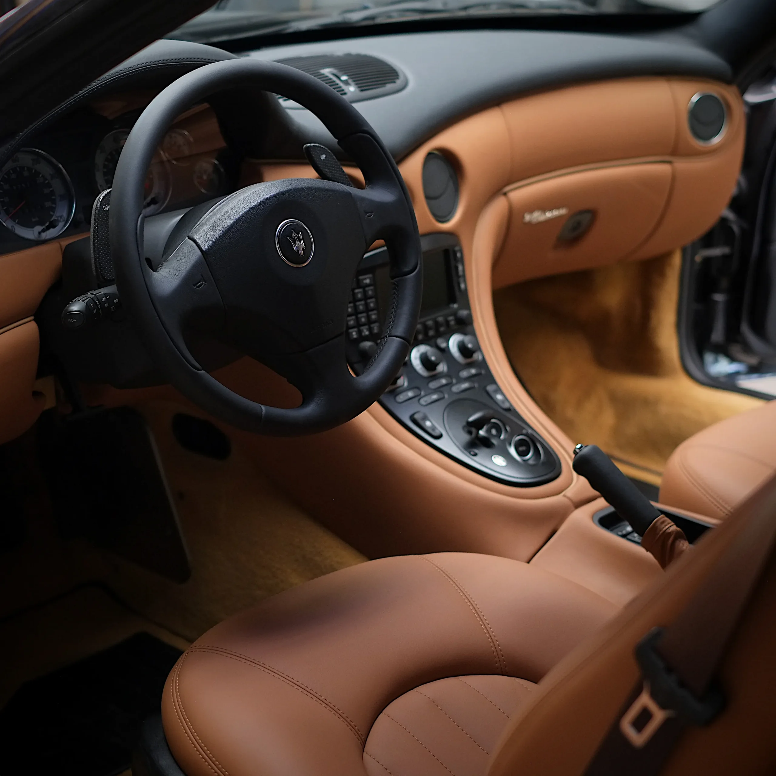 dettagli rivestimento maserati