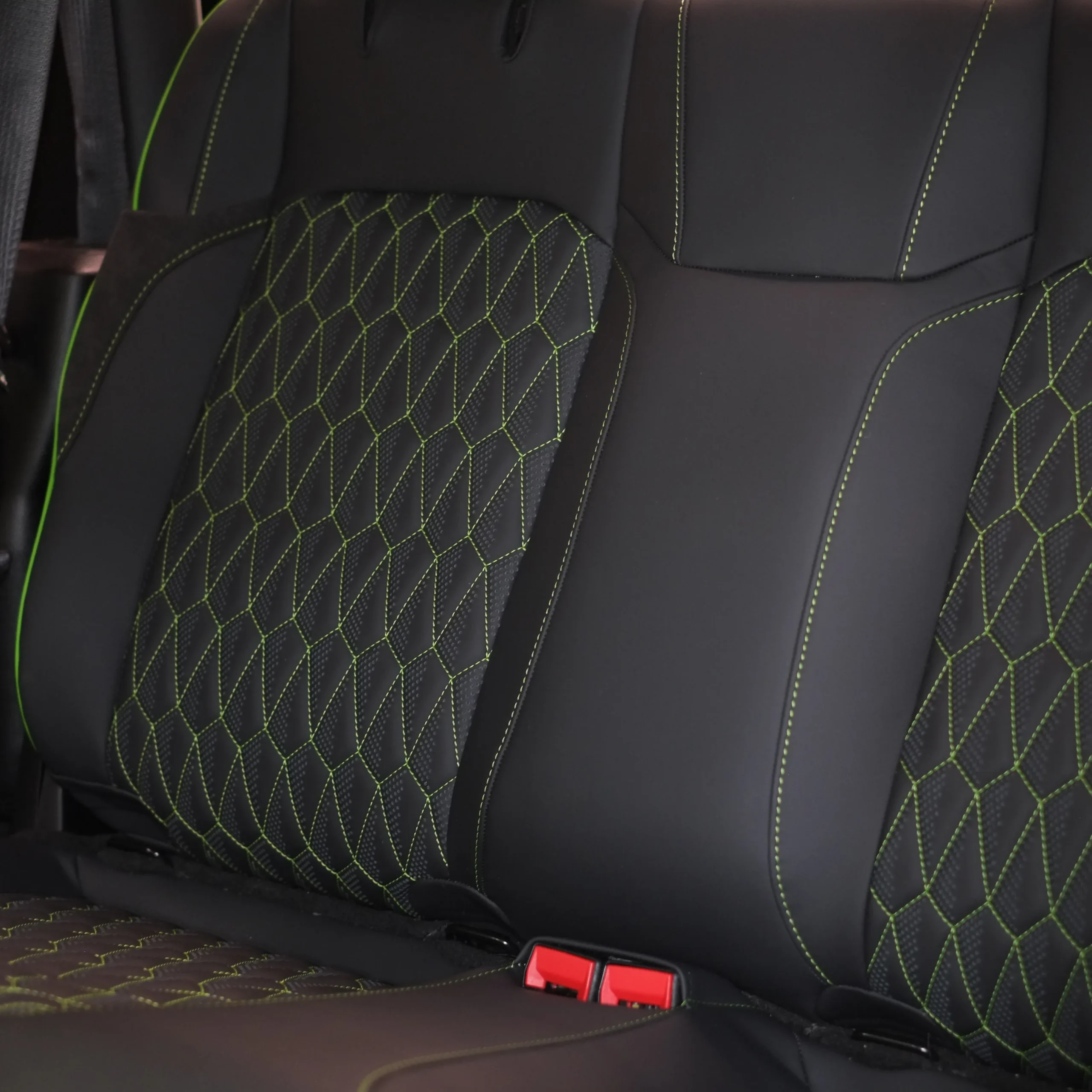Divano posteriore Jeep Wrangler con lavorazione geometrica CNC a contrasto verde_4_11zon