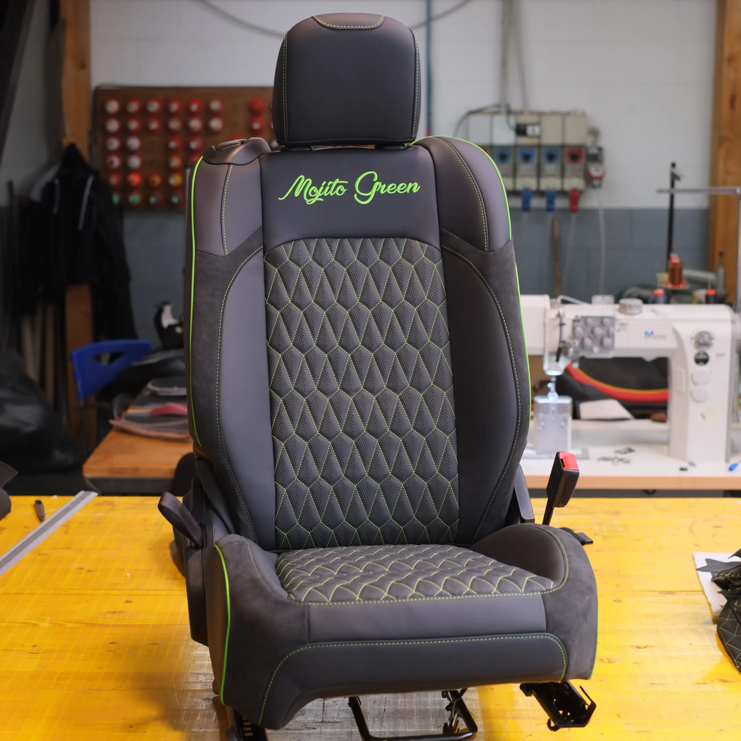 Sedile custom Jeep Wrangler in pelle Nappa nera con lavorazione CNC e ricamo verde_6_11zon