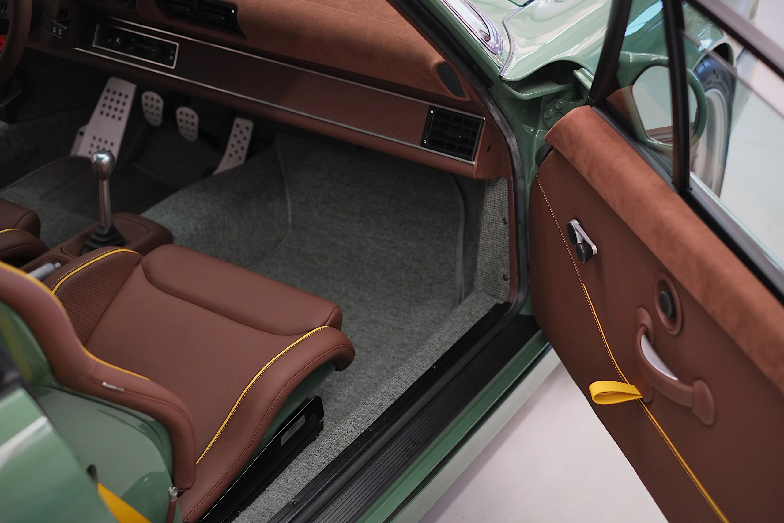 porsche-964-pelle-alcantara-dettagli_11_11zon